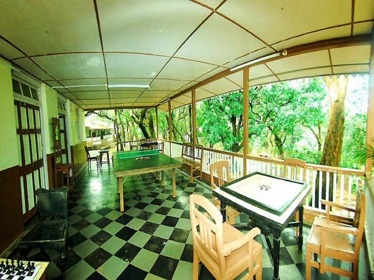 Cecil Hotel Matheran Bagian luar foto