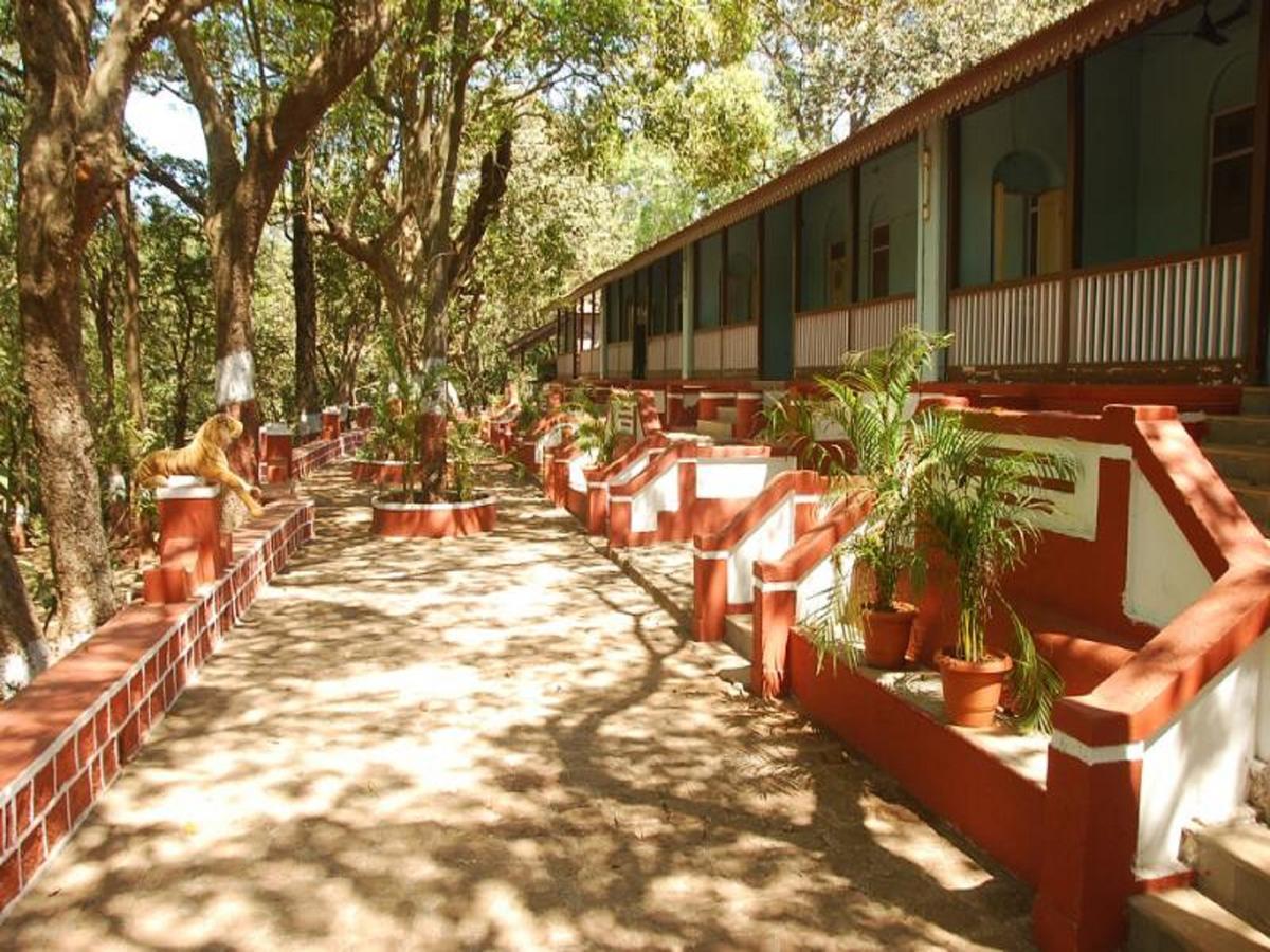 Cecil Hotel Matheran Bagian luar foto