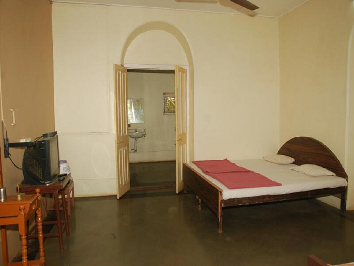 Cecil Hotel Matheran Bagian luar foto