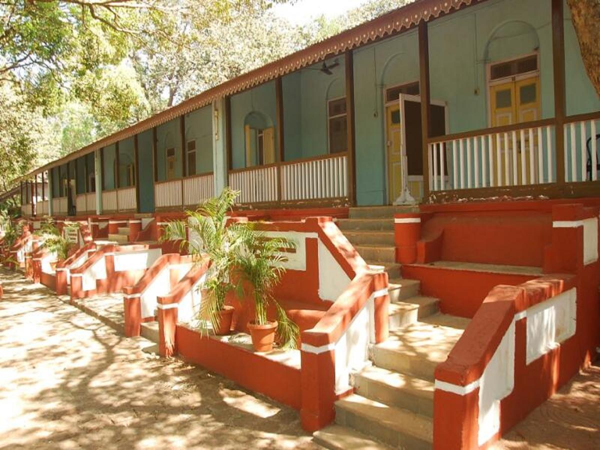 Cecil Hotel Matheran Bagian luar foto