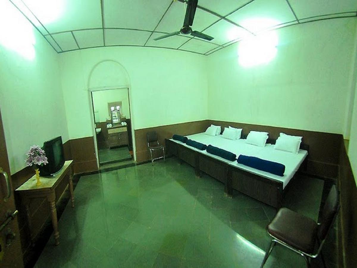 Cecil Hotel Matheran Bagian luar foto