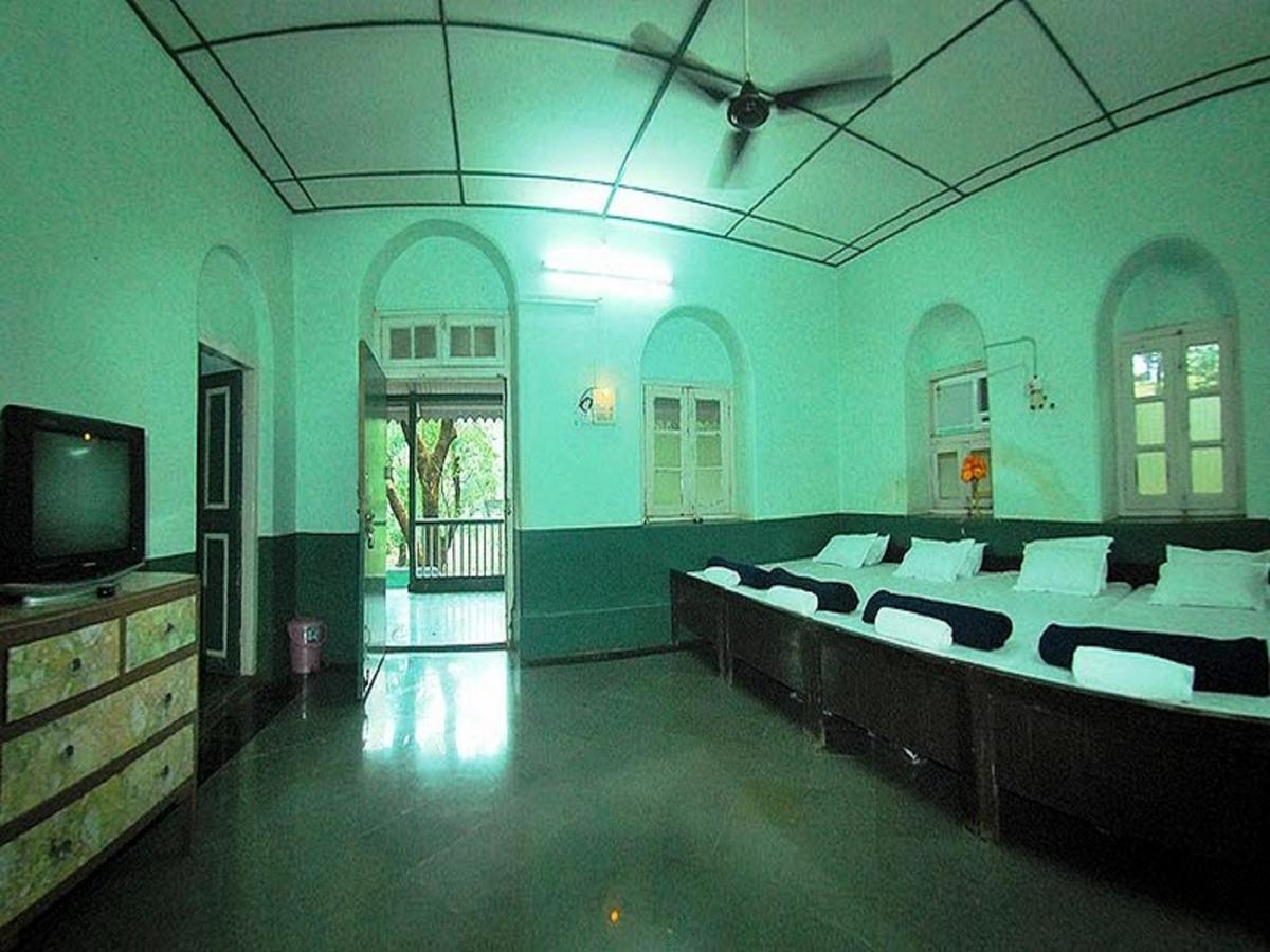 Cecil Hotel Matheran Bagian luar foto