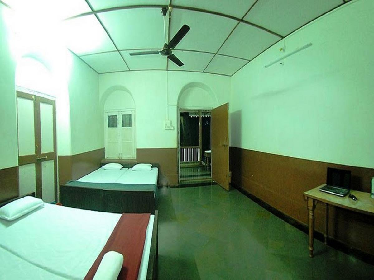 Cecil Hotel Matheran Bagian luar foto