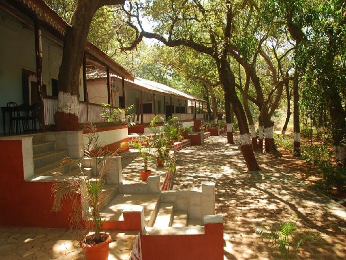 Cecil Hotel Matheran Bagian luar foto