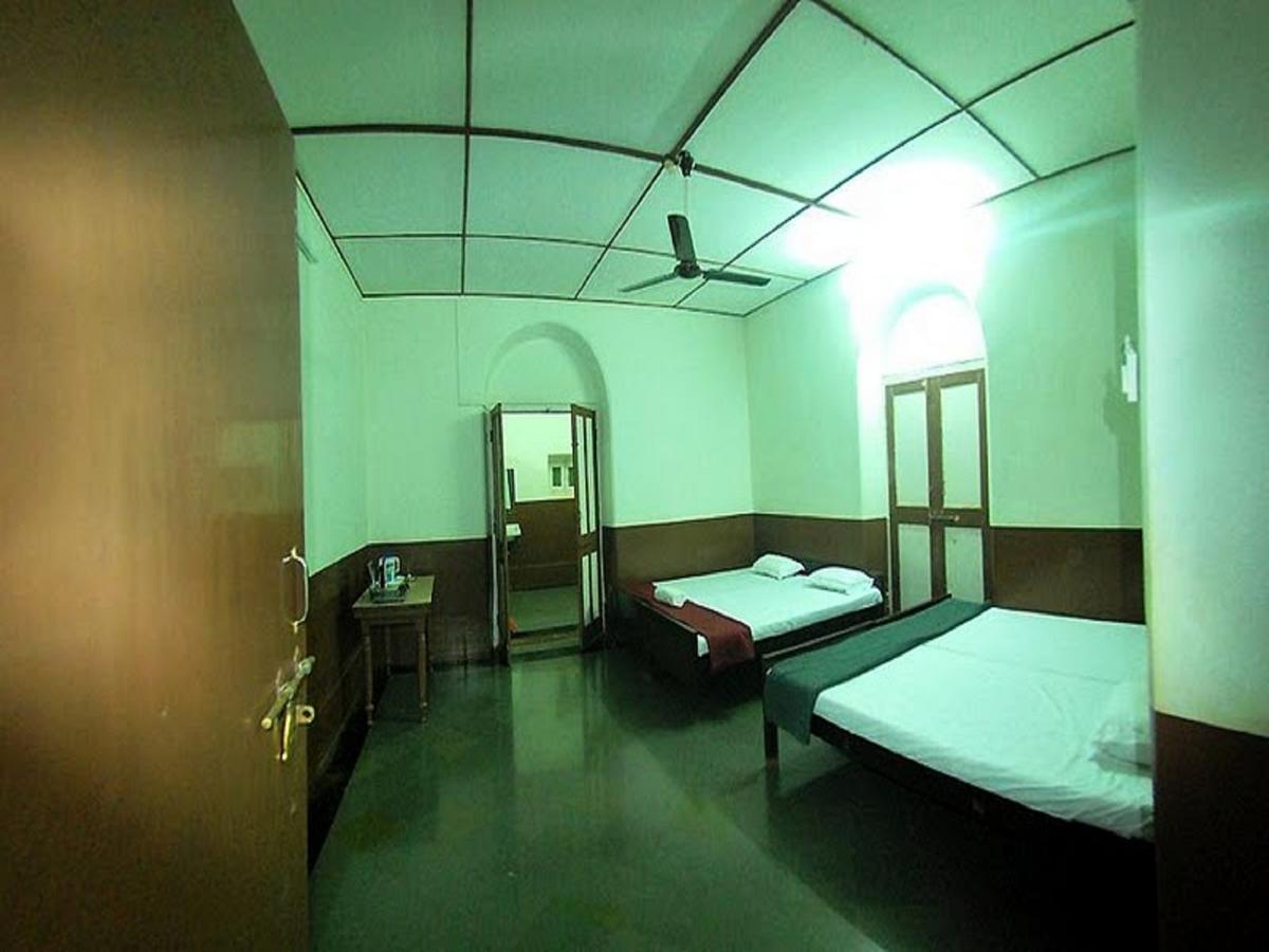 Cecil Hotel Matheran Bagian luar foto