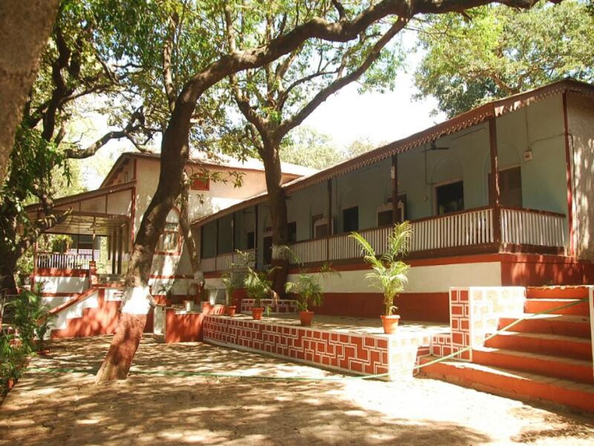Cecil Hotel Matheran Bagian luar foto
