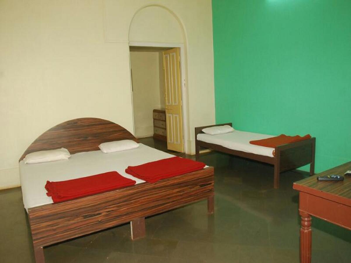 Cecil Hotel Matheran Bagian luar foto